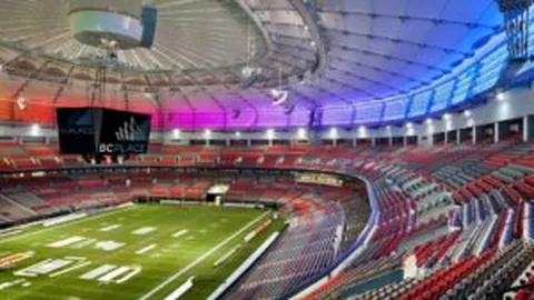 皇马4-1横扫拉斯帕尔马斯，登顶西甲榜首再创辉煌